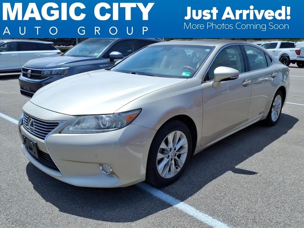 2013 Lexus ES 350 300h's photo
