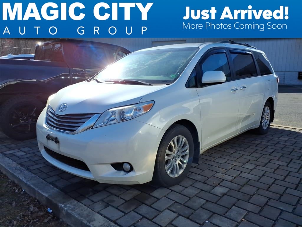 2017 Toyota Sienna XLE 8 Passenger