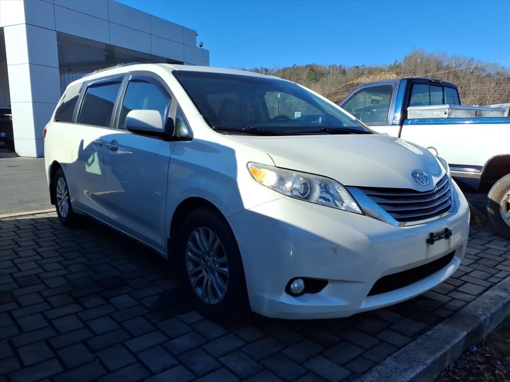 2017 Toyota Sienna XLE 8 Passenger
